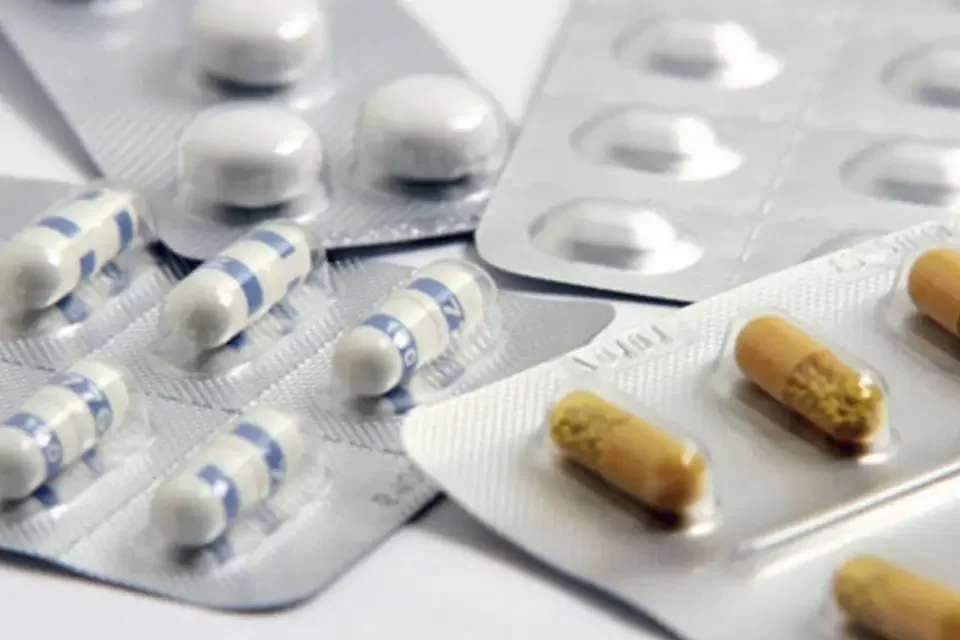 Na imagem aparecem embalagens de medicamentos em cartelas