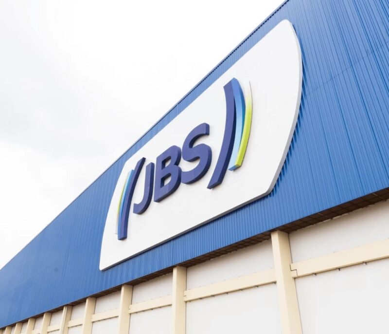 JBS sob pressão: proposta visa suspender licença ambiental para combater mau cheiro e proteger a saúde da comunidade.