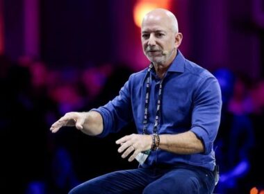 jeff bezos diz que ha bolha na ia mas ve