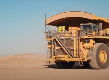 Komatsu entrega 700º caminhão autônomo para operação nas mineradoras