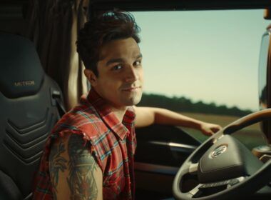 Luan Santana dirige caminhão em campanha de lançamento do novo VW Meteor