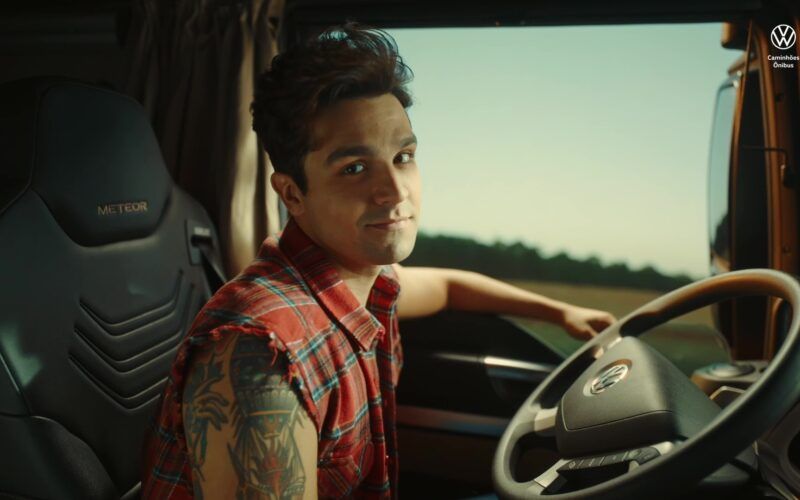 Luan Santana dirige caminhão em campanha de lançamento do novo VW Meteor