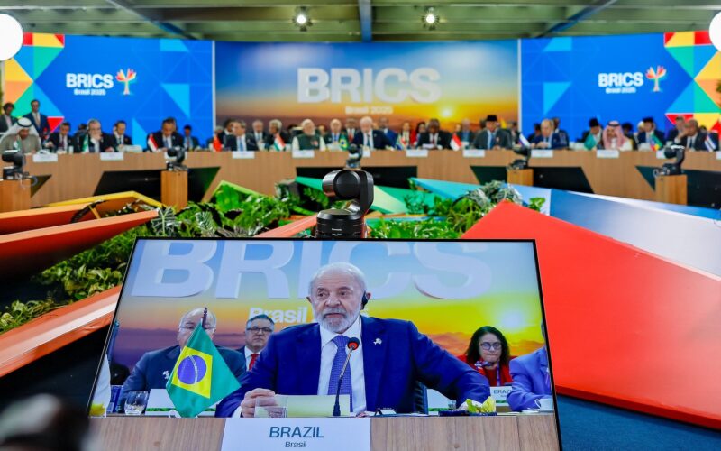 Lula critica Otan e AIEA e faz aceno a Rússia e Irã.