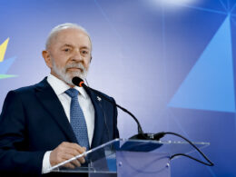 Lula propõe lei de reciprocidade no agro em resposta a Trump; Frente Parlamentar do Agropecuária pede cautela. 11 Lula propõe lei de reciprocidade no agro em resposta a Trump; Frente Parlamentar do Agropecuária pede cautela.