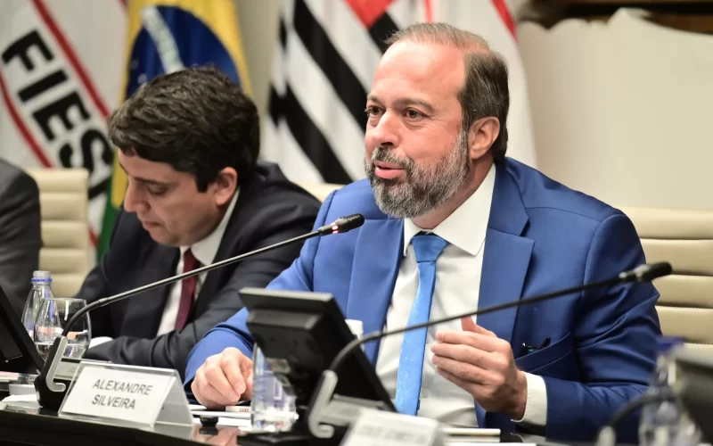 Ministro de Minas e Energia pede corte de gastos no governo federal.