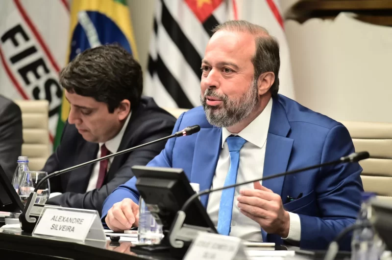 Ministro de Minas e Energia pede corte de gastos no governo federal.