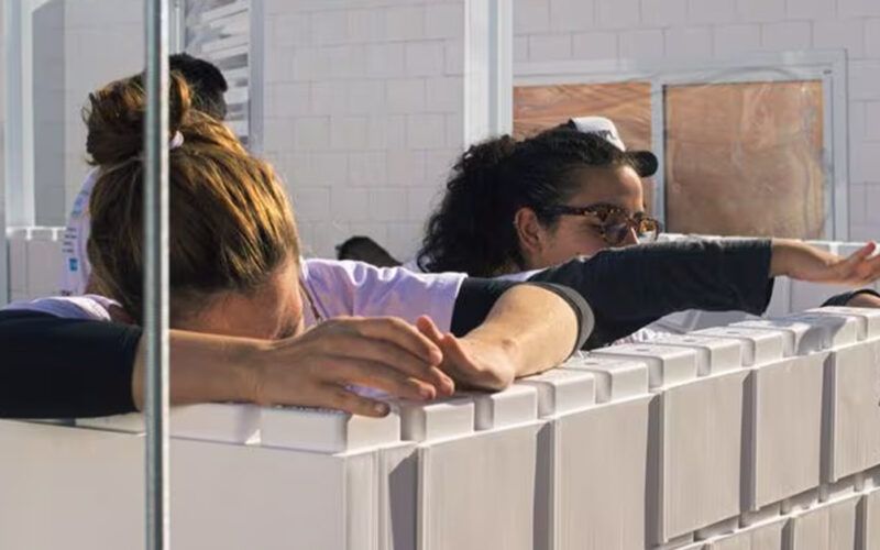 moradia sustentavel projeto transforma residuos plasticos em carvao e bio oleo