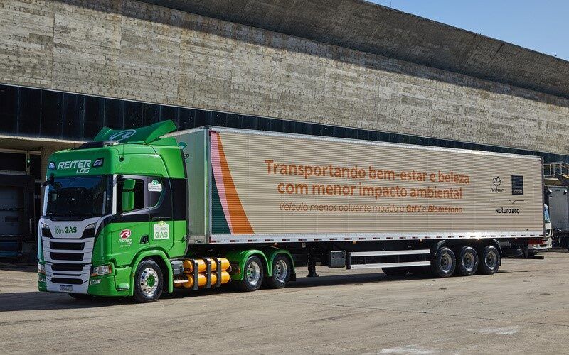 Natura lança frota de carretas movidas a gás biometano para reduzir 80% das emissões de carbono