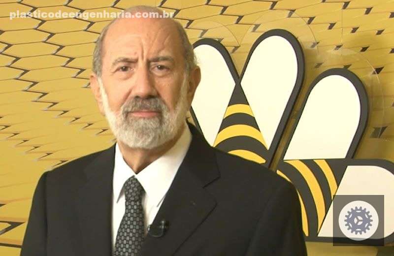 Na imagem aparece o presidente do SIMPI, Joseph Couri, e autor do artigo sobre o Nova Indústria Brasil . Ao fundo da imagem aparece a logo do SIMPI