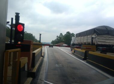 Praças de pedágio da SPMar no Rodoanel iniciam cobrança de eixos suspensos