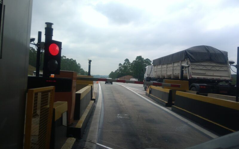 Praças de pedágio da SPMar no Rodoanel iniciam cobrança de eixos suspensos