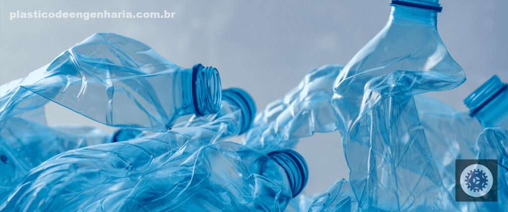 Na imagem aparecem garrafas de plástico na tonalidade azul