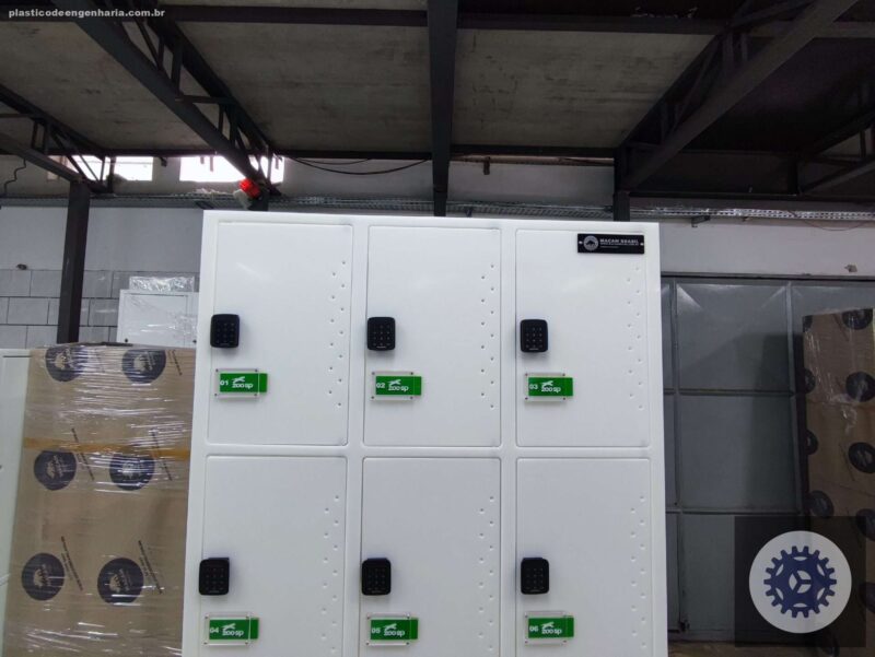 Plástico PEAD vs. PVC: Entenda a Diferença Antes de Comprar seu Armário para Vestiário