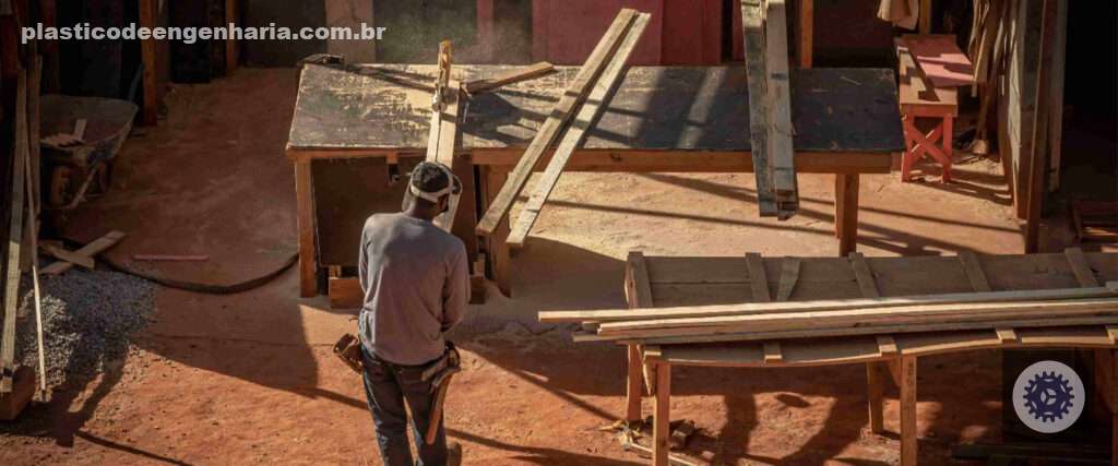 Na imagem aparece um homem trabalhando no setor de construção. A imagem representa a situação das pequenas indústrias brasileiras
