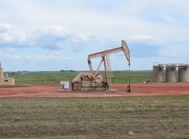 Petróleo atinge maior valor com tensão no Oriente Médio e Fed no radar.