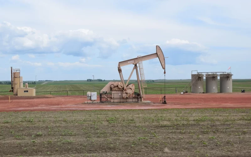 Petróleo atinge maior valor com tensão no Oriente Médio e Fed no radar.