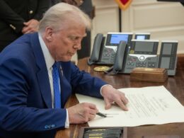 Petróleo cai mais de 2% com tarifas de Trump e temor de maior oferta