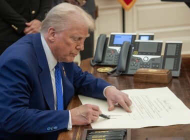 Petróleo cai mais de 2% com tarifas de Trump e temor de maior oferta