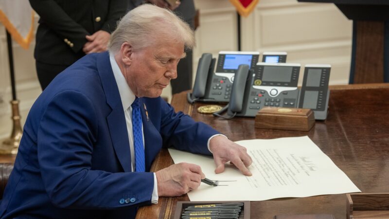 Petróleo cai mais de 2% com tarifas de Trump e temor de maior oferta