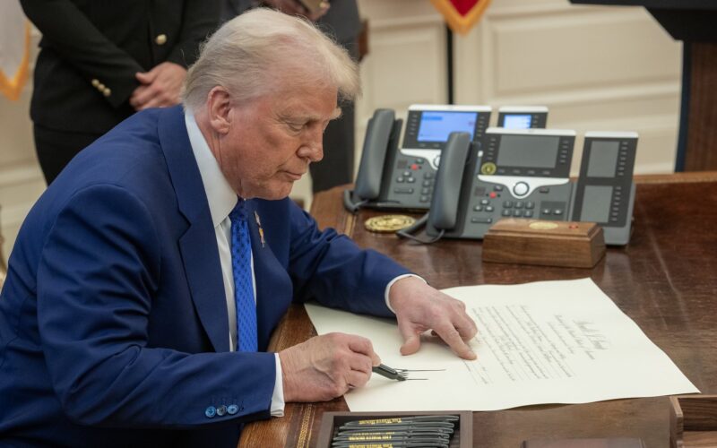 Petróleo cai mais de 2% com tarifas de Trump e temor de maior oferta