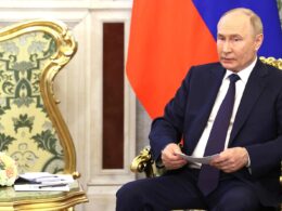 Petróleo cai pelo 6º dia com tensão entre Rússia e EUA no radar.