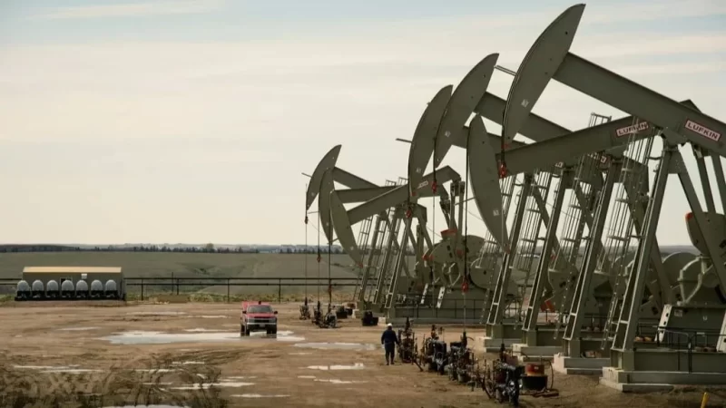 Petróleo fecha em alta após perdas anteriores com dólar em queda, aponta mercado financeiro.