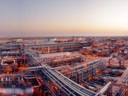 Petróleo fecha em baixa devido a incertezas sobre tarifas e aumento na produção global