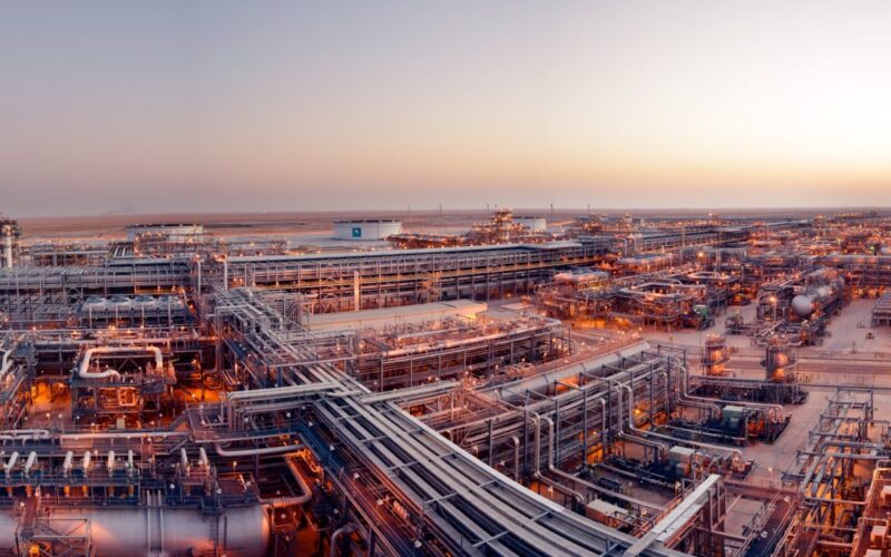 Petróleo fecha em baixa devido a incertezas sobre tarifas e aumento na produção global