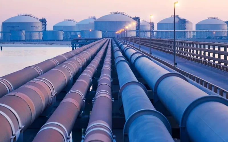 Petróleo fecha em queda com expectativas de aumento na produção pela Arábia Saudita.