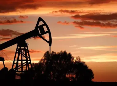 Petróleo recua com previsão de excesso de oferta e alta nos estoques dos EUA.