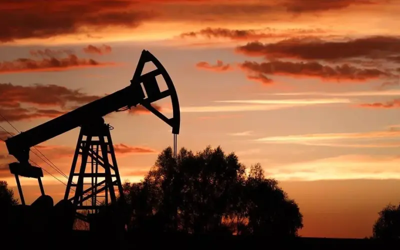 Petróleo recua com previsão de excesso de oferta e alta nos estoques dos EUA.