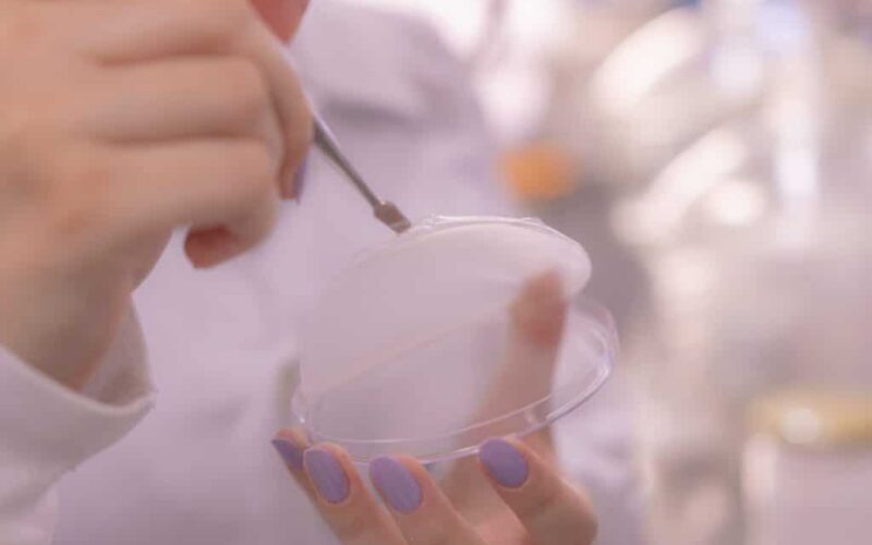 Plástico de amido e bioplástico de resíduos agropecuários oferecem opções sustentáveis com tampas ecológicas eficientes