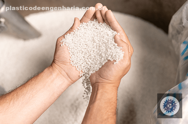 Polietileno de baixa densidade é plástico flexível usado em filmes, embalagens e cabos industriais. 5 Aplicações do polietileno de baixa densidade (PEBD) na indústria plástica