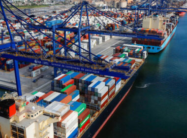 porto de santos bate recorde de movimentacao de conteineres em