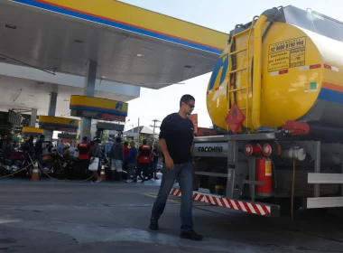 Preços dos combustíveis caem em abril, com destaque para a redução no preço do diesel, aponta IPTL.