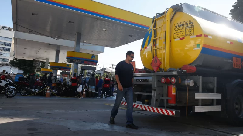 Preços dos combustíveis caem em abril, com destaque para a redução no preço do diesel, aponta IPTL.
