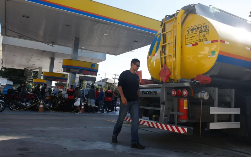 Preços dos combustíveis caem em abril, com destaque para a redução no preço do diesel, aponta IPTL.