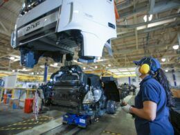 Ano de 2023 terminou com baixa na produção de caminhões, mas ANFAVEA prevê retomada em 2024