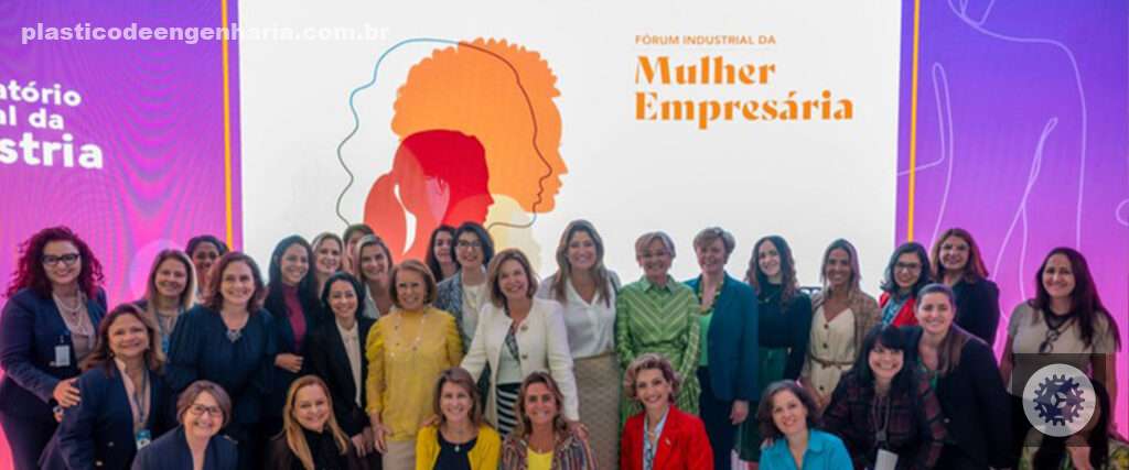 Grupo de mulheres reunidas no Fórum Industrial da Mulher Empresária, unidas para criar um plano de ação