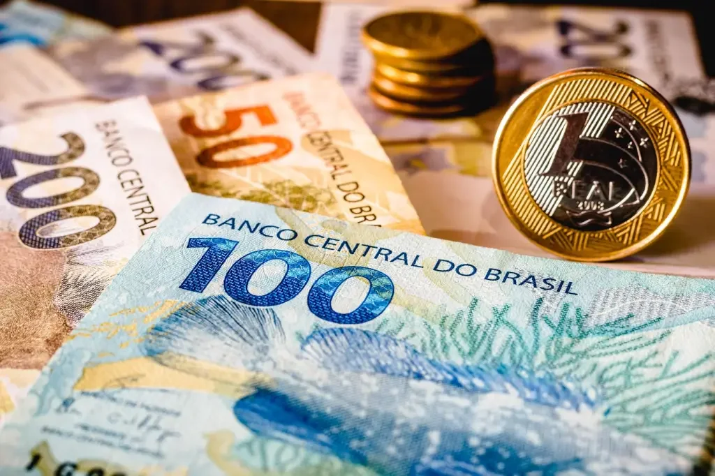 quais os riscos da taxa de juros basicos da economia.webp