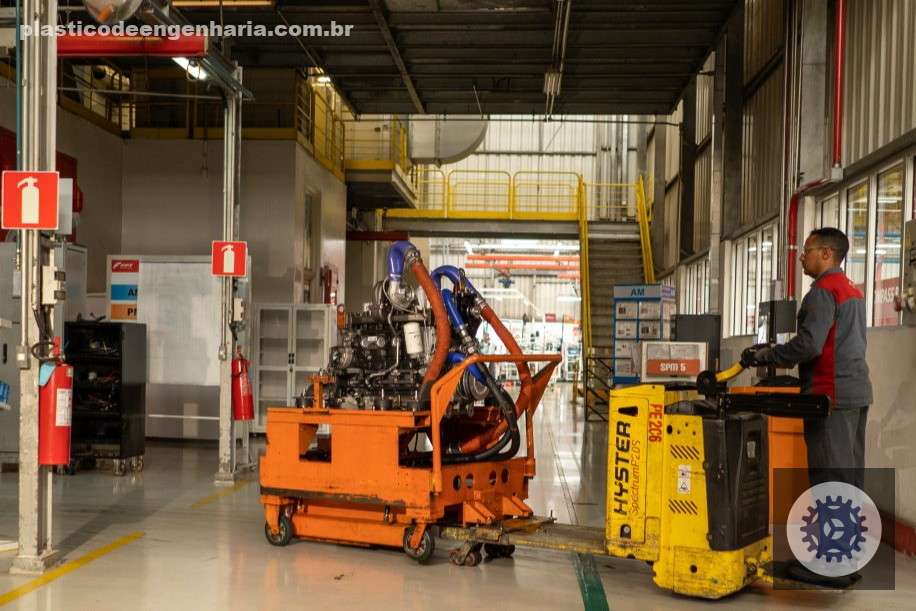 Na imagem aparece uma máquina industrial, representando o indicador de custos industriais