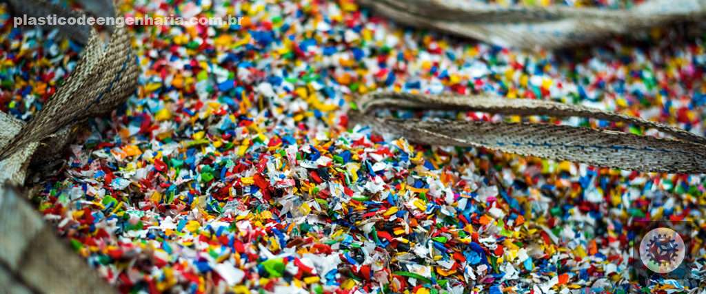 imagem de resinas plásticas coloridas