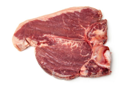 Recorde nas exportações de carne bovina em junho traz desafios com tarifas dos EUA e oportunidades para o mercado brasileiro.