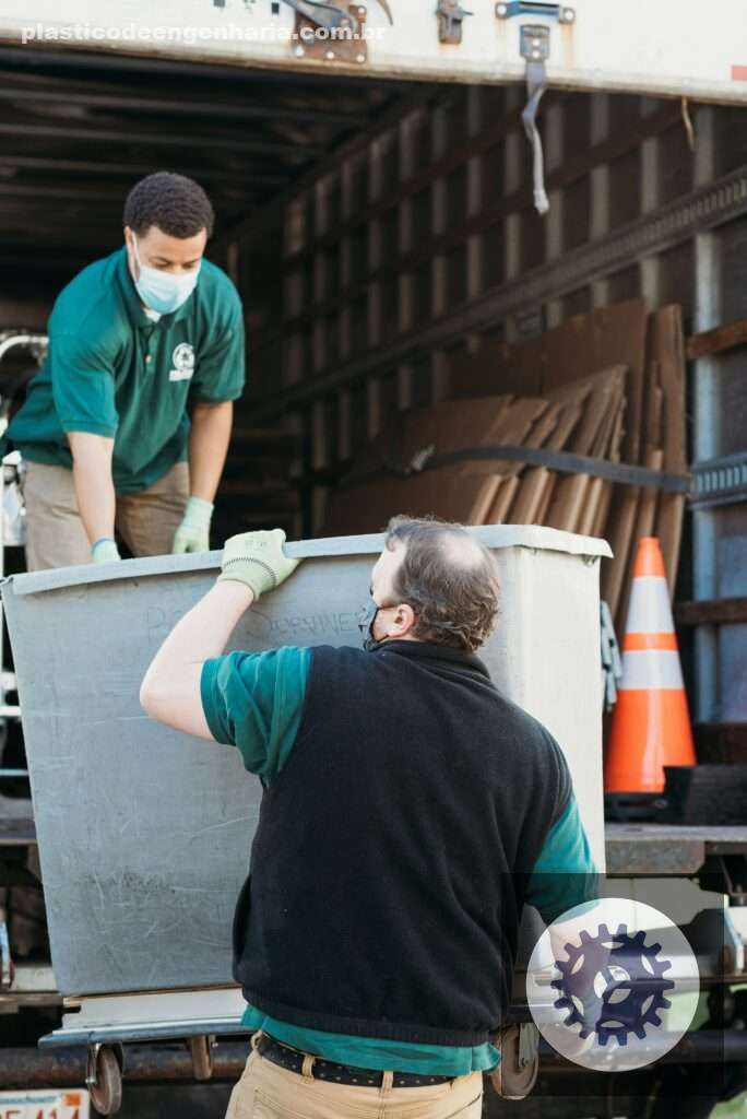 Na imagem aparecem dois homens fazem o trabalhado de coleta para reciclagem