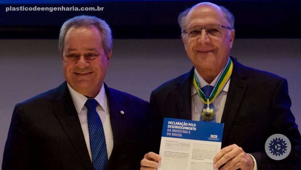 Na imagem aparece presidente da CNI, Ricardo Alban, e vice-presidente da República, Geraldo Alckmin, no evento que representantes industriais levaram declaração sobre reindustrialização