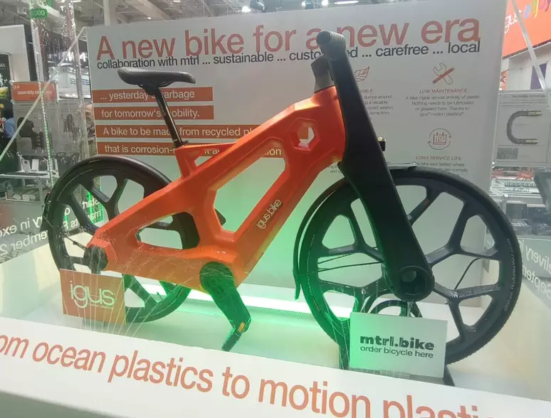 reuso de plastico flexivel e notebook e bike de plastico.webp