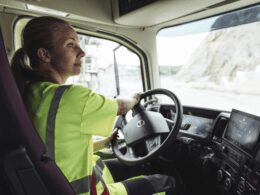 Mulheres habilitadas para pesados já correspondem a mais de 6% dos motoristas no país