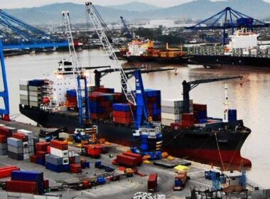 revolucao no comercio jbsseara inaugura primeiro navio de conteineres em