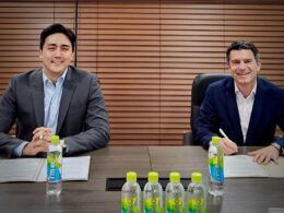 revolucao sustentavel garrafa de agua com rotulo em pla embossado.jpgmaxwidth1200