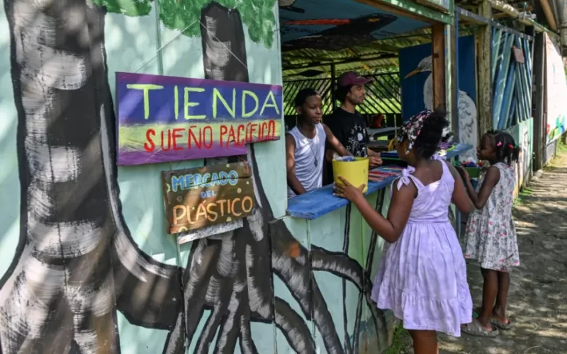 revolucao sustentavel moedas e oculos de realidade em plastico bio circular.webp